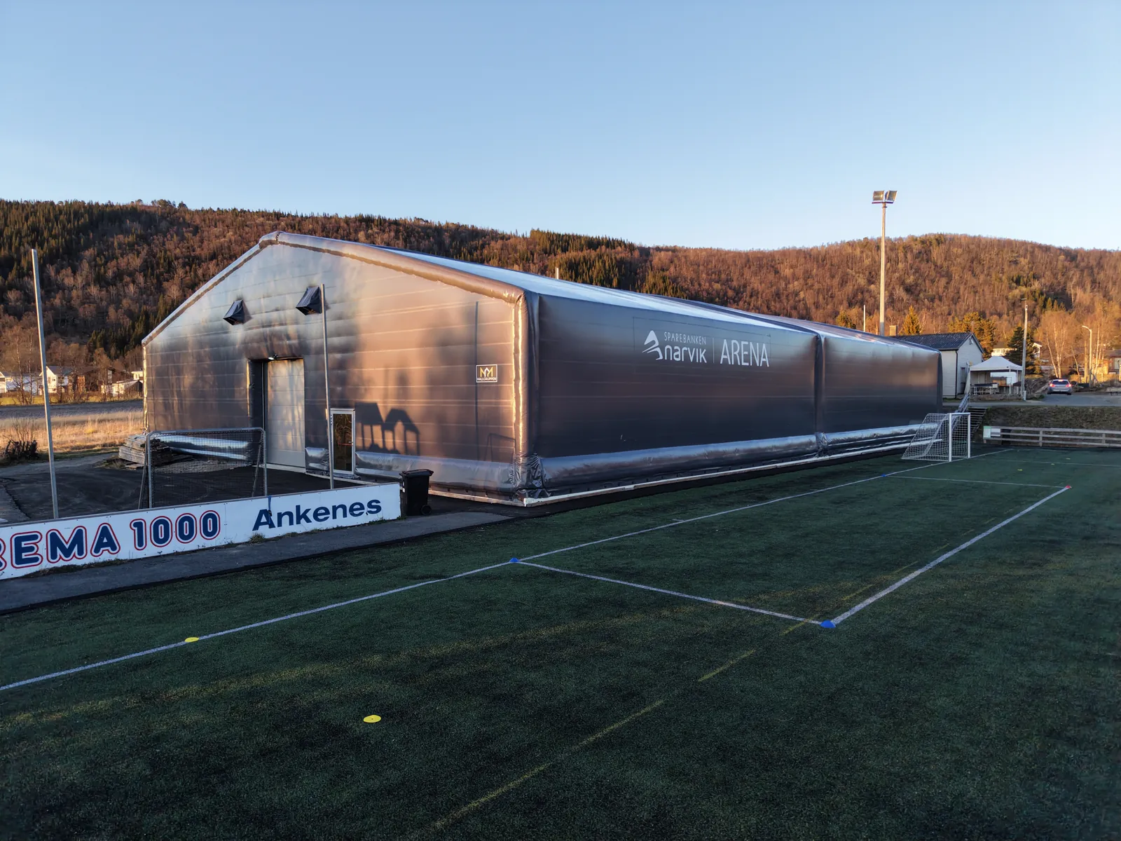 Sparebanken Narvik Arena og kunstgressbanen i kveldssol