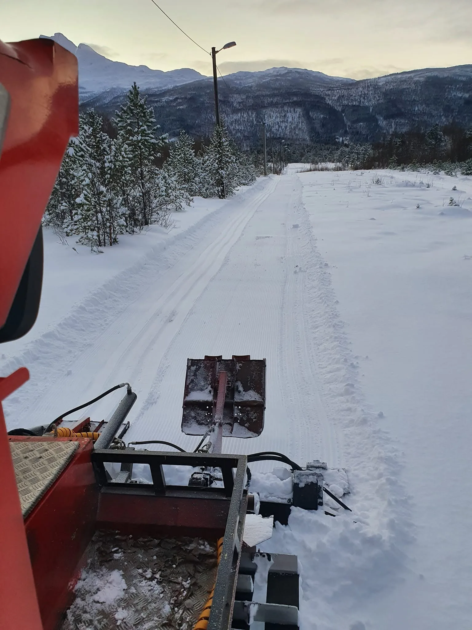 Nykjørt skispor i lysløypa